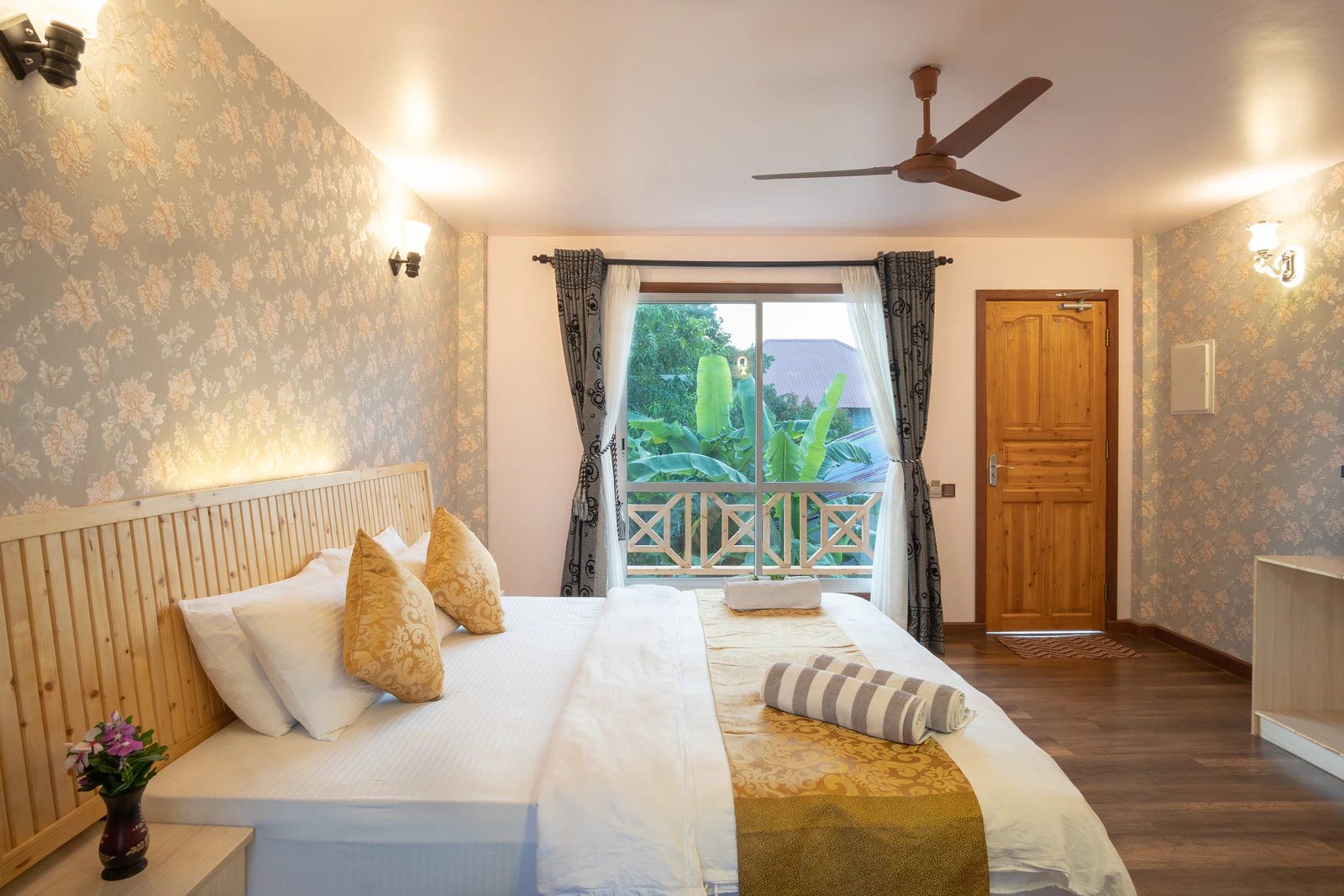 A villa-style deluxe room with a sofa and balcony at Ostrov Palm